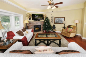 2BR Condo Walking Distance to Downtown Gatlinburg FREE Attraction Tickets